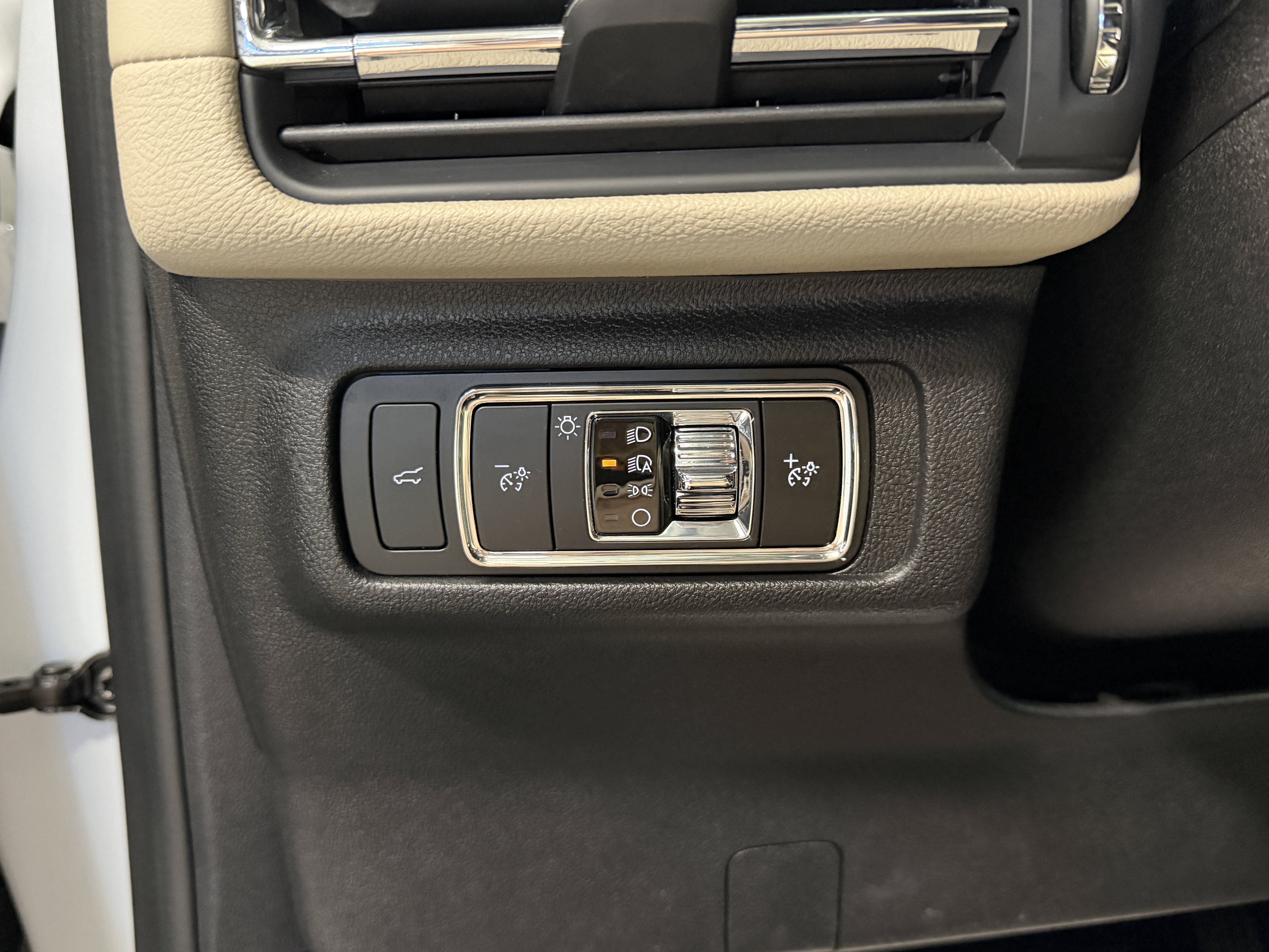 Used 2025 Lincoln Corsair AWD w/ Equipment Group 101A image 16