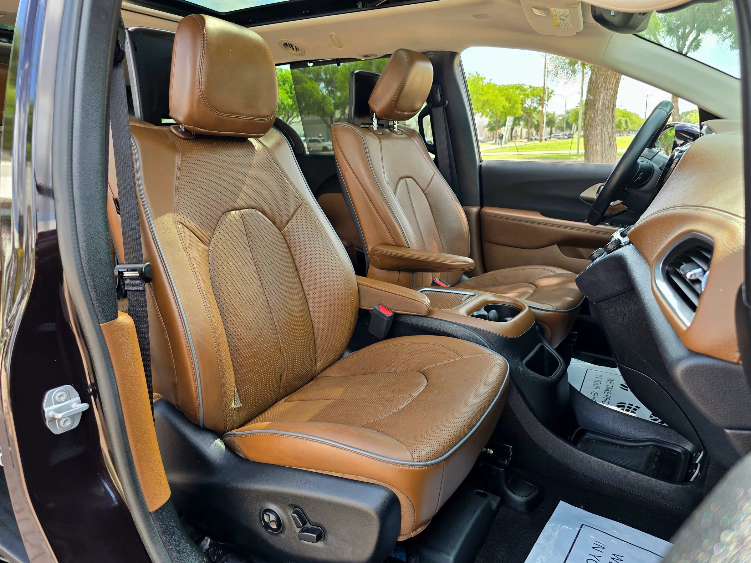 Used 2017 Chrysler Pacifica Limited FWD image 30