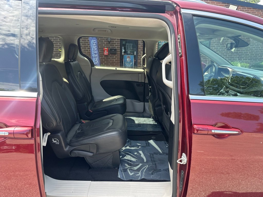 Used 2019 Chrysler Pacifica Touring-L image 15
