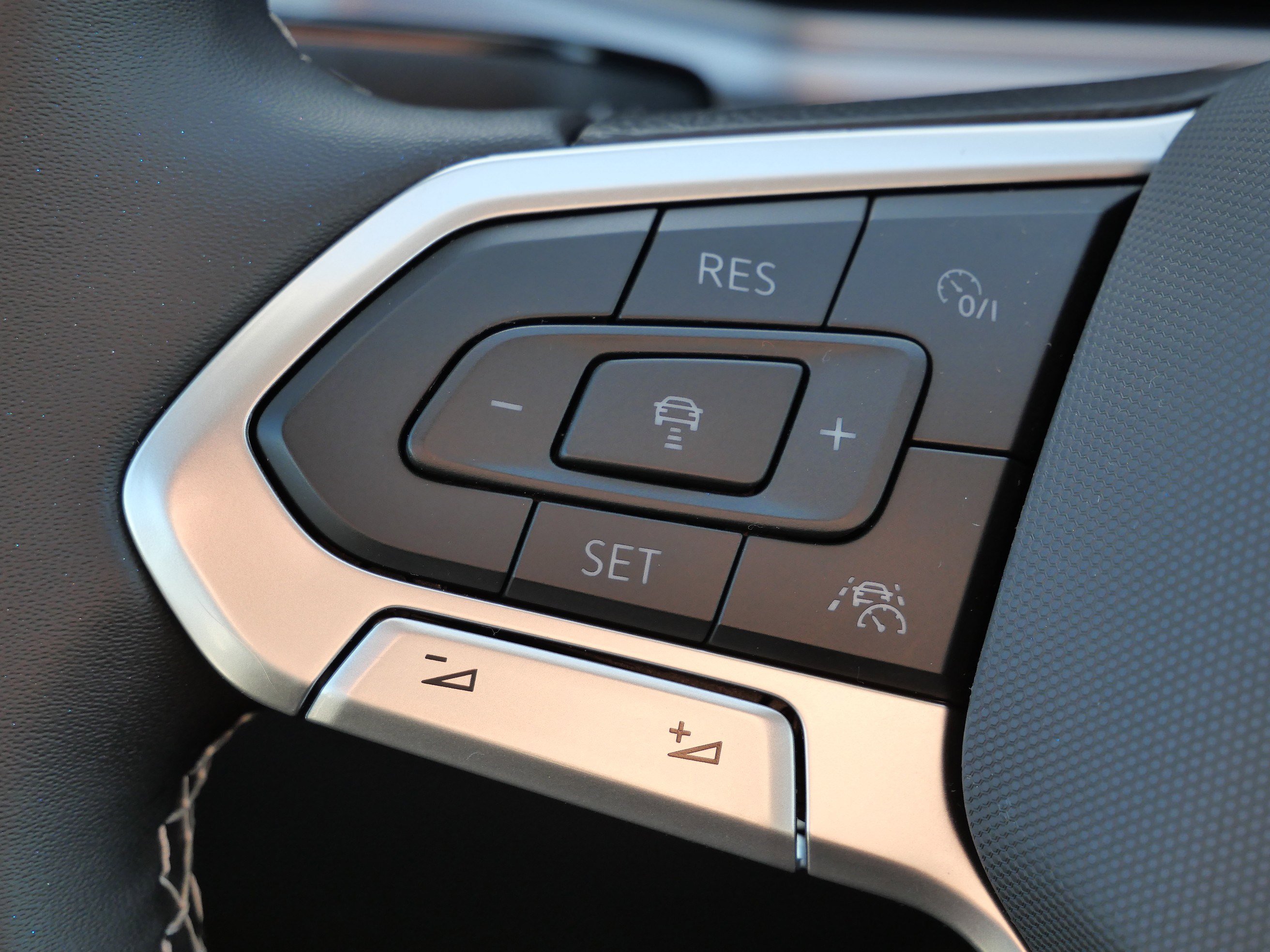 Certified 2025 Volkswagen Taos SE image 33