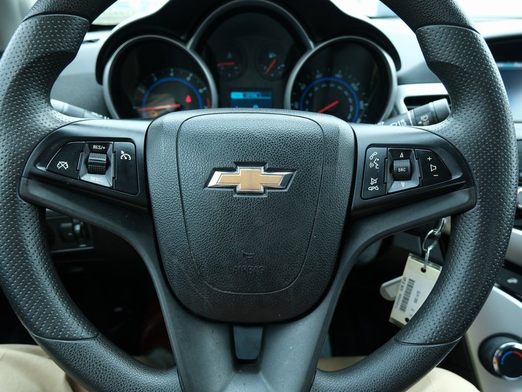 Used 2016 Chevrolet Cruze LT w/ Technology Package image 16