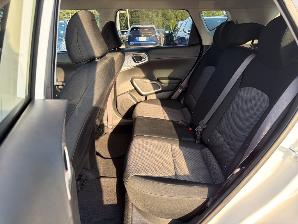 Used 2025 Kia Soul LX w/ LX Technology Package FWD image 26