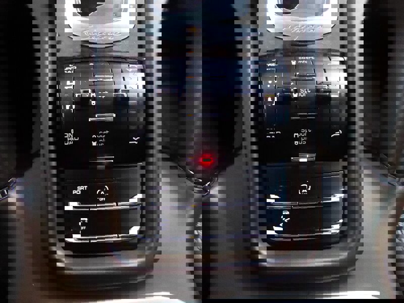 Used 2015 Porsche Cayenne Turbo image 17