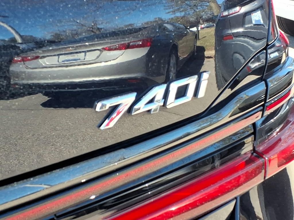 Used 2021 BMW 740i xDrive w/ M Sport Package image 7