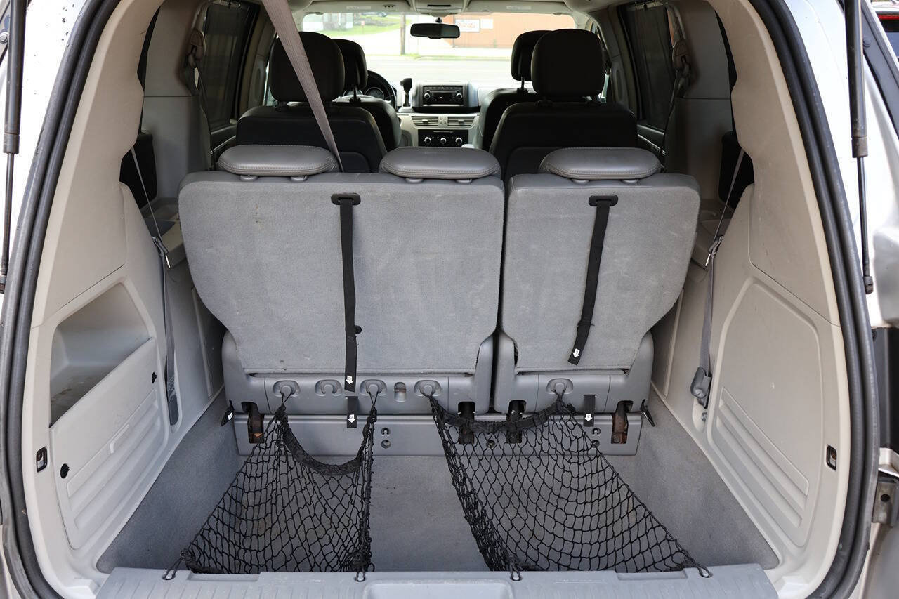 Used 2010 Volkswagen Routan SE FWD image 12