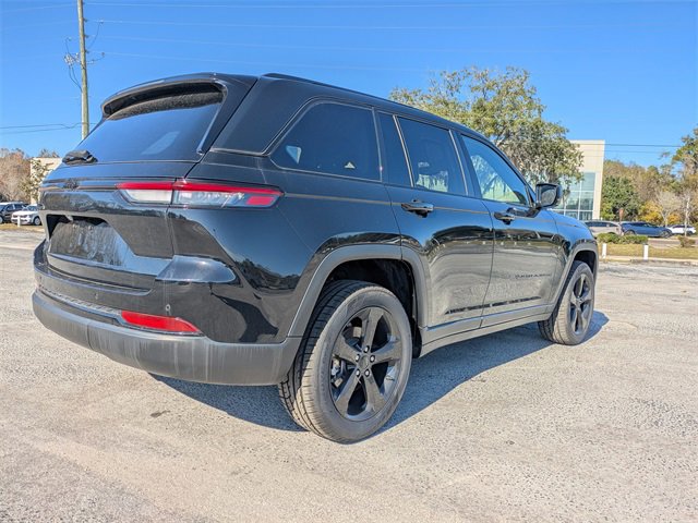 Used 2023 Jeep Grand Cherokee Altitude image 5