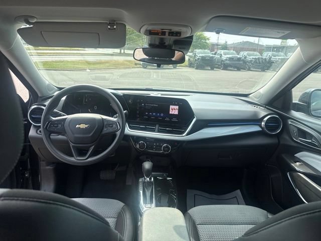 Used 2025 Chevrolet Trax LT FWD image 30
