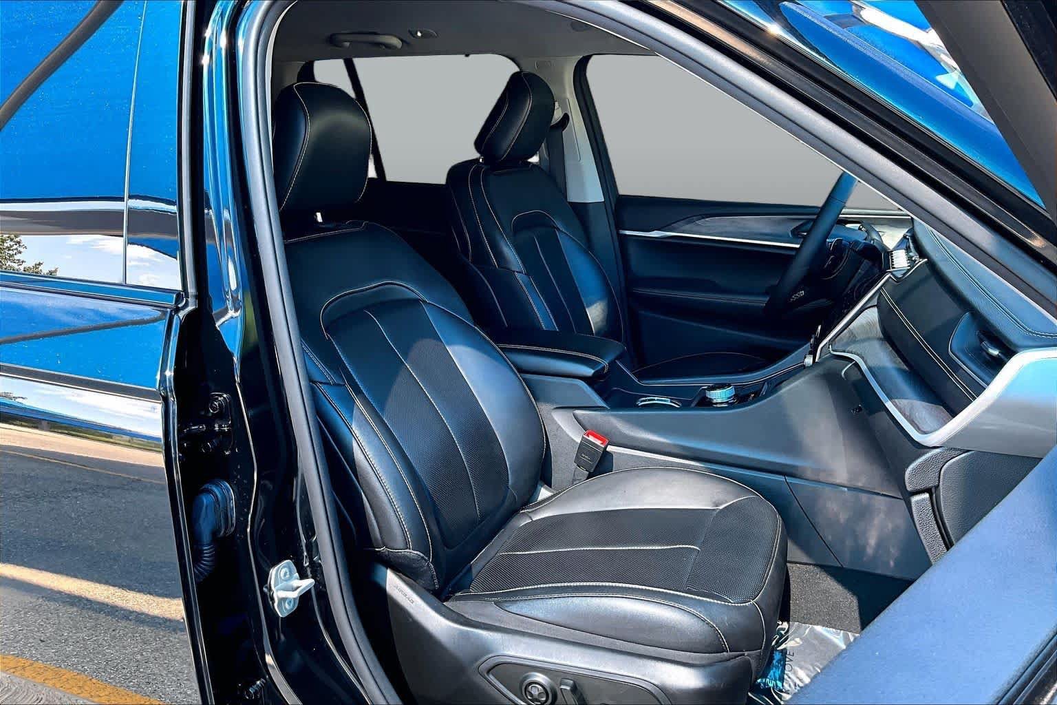 Used 2023 Jeep Grand Cherokee Limited w/ Luxury Tech Group II RWD image 9