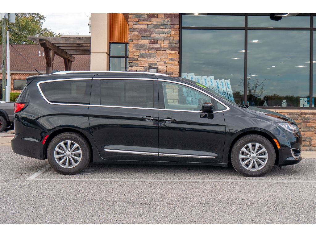 Used 2019 Chrysler Pacifica Touring-L image 2