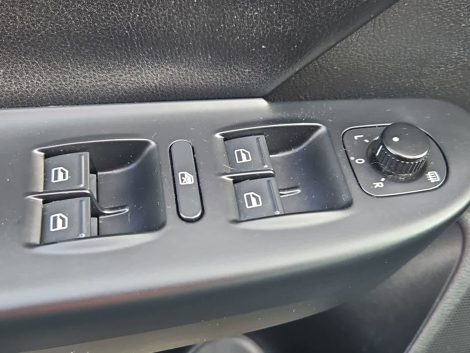 Used 2010 Volkswagen Passat Komfort FWD image 17