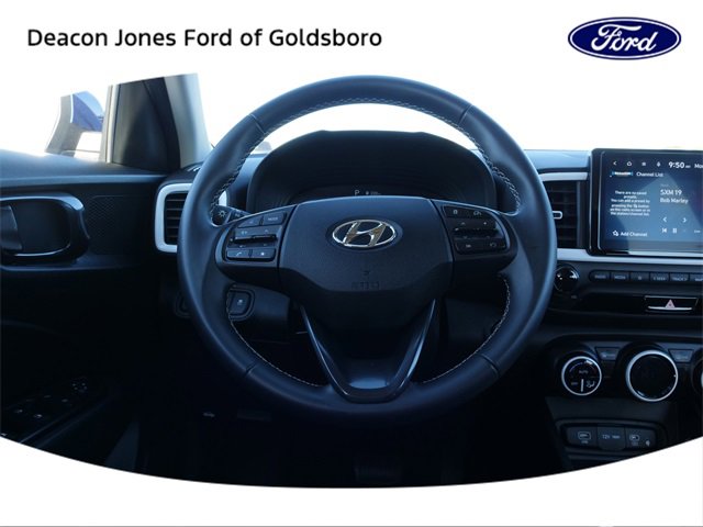 Used 2023 Hyundai Venue Limited image 20
