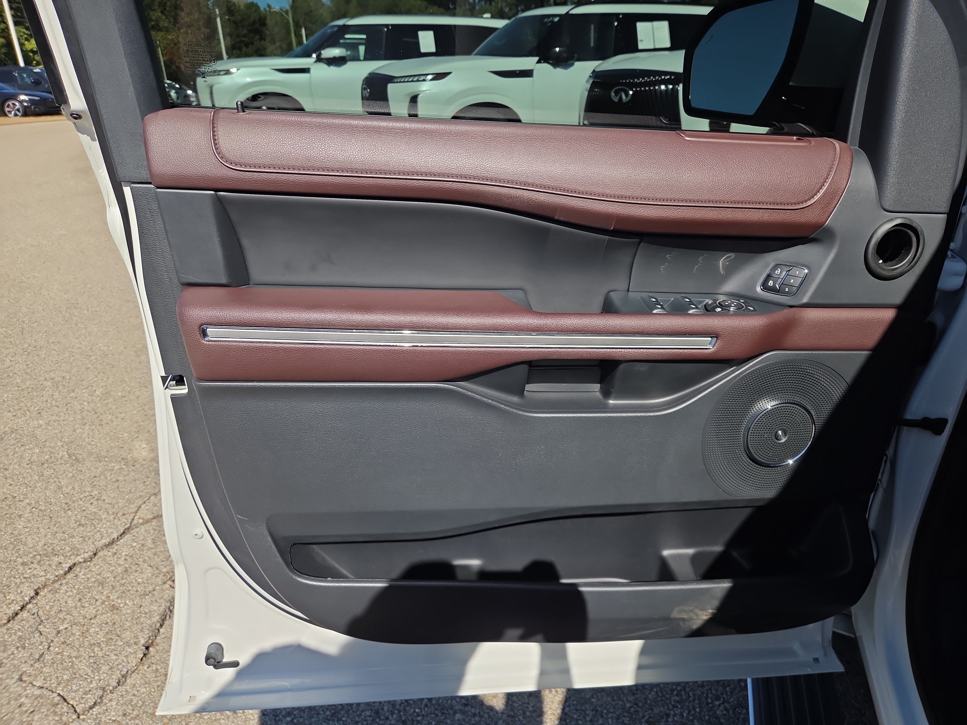 Used 2023 Ford Expedition Limited AWD/4WD image 6