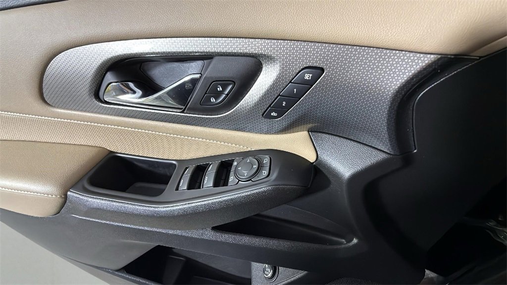 Used 2023 Chevrolet Traverse Premier image 24