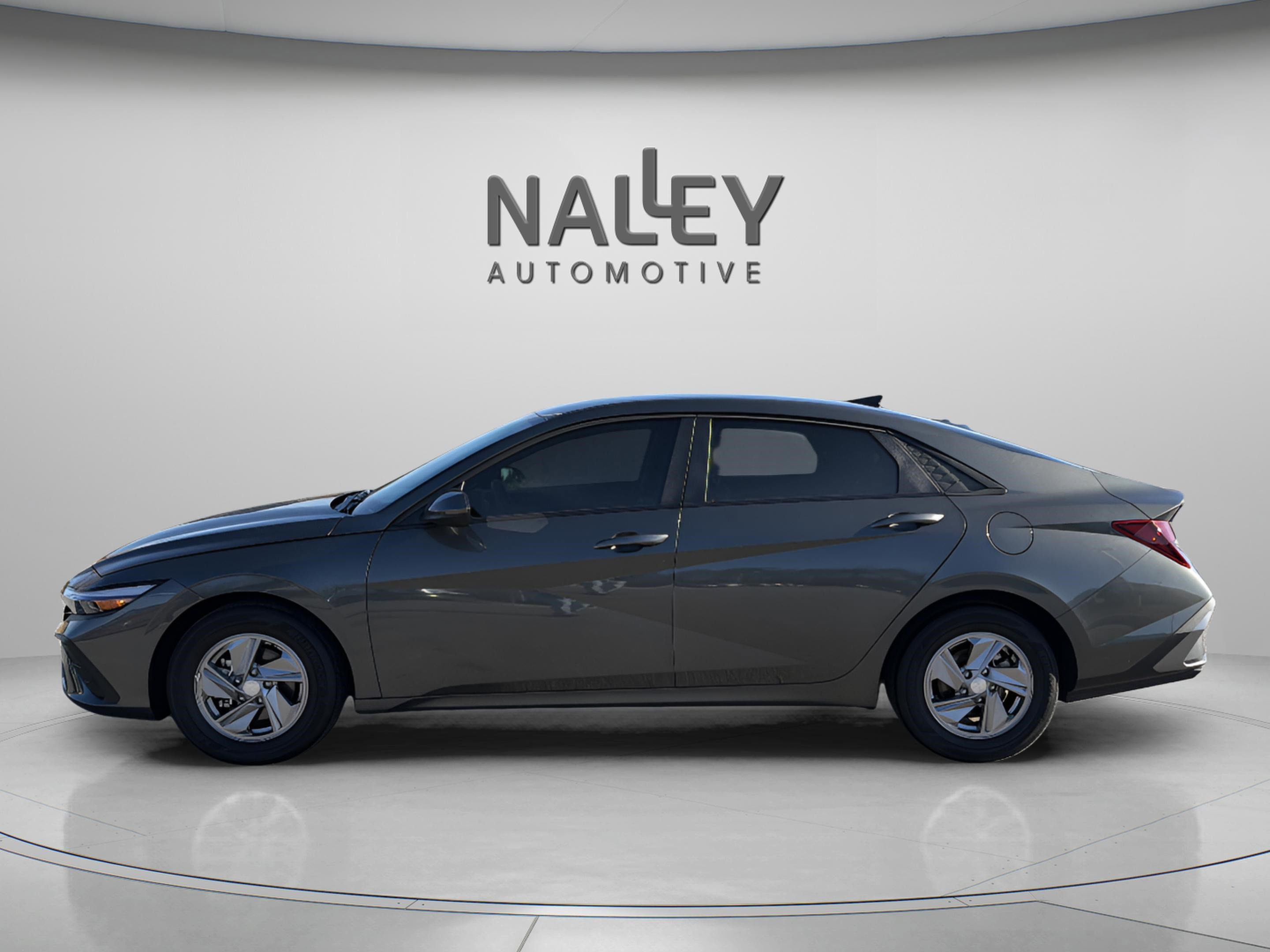 Used 2025 Hyundai Elantra SE image 3