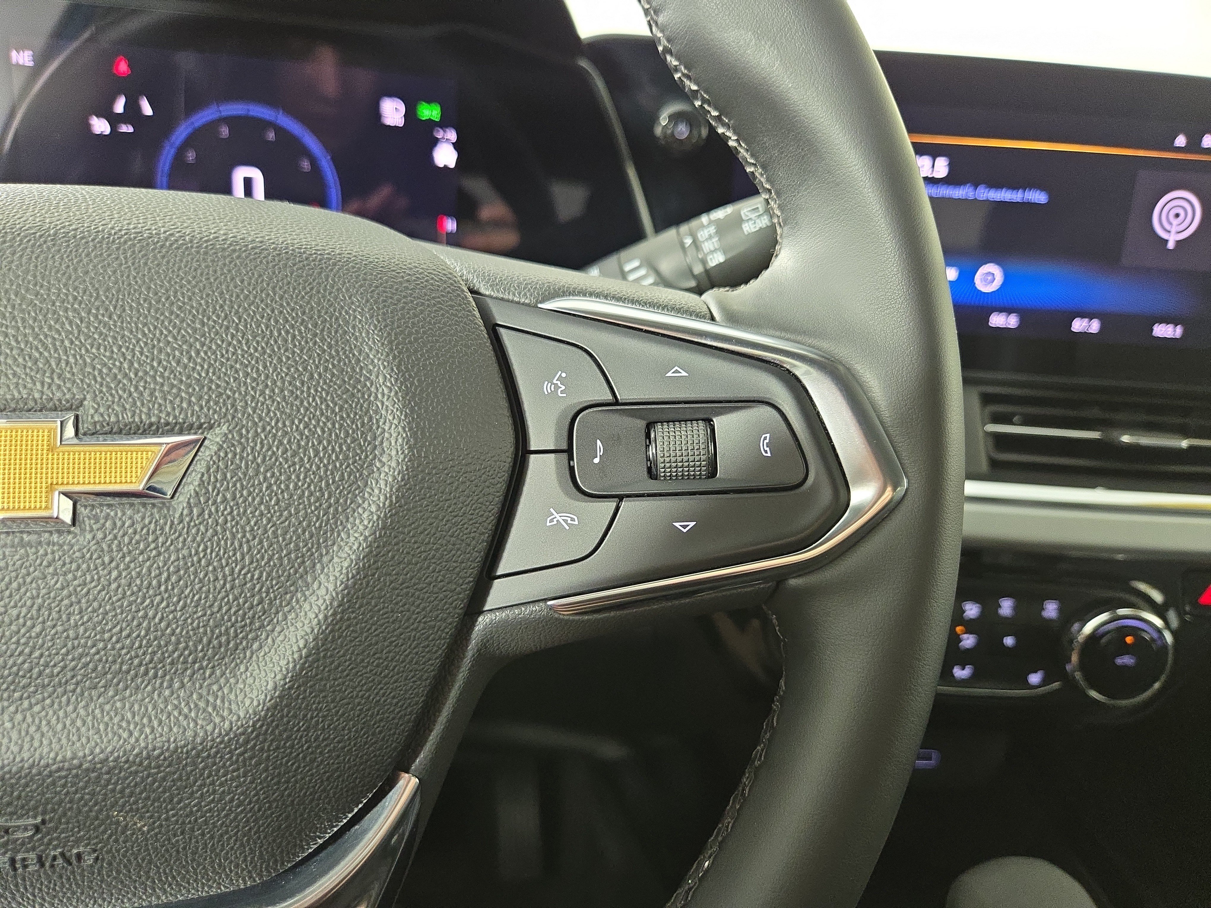 Used 2025 Chevrolet Trax LT w/ LT Convenience Package FWD image 16