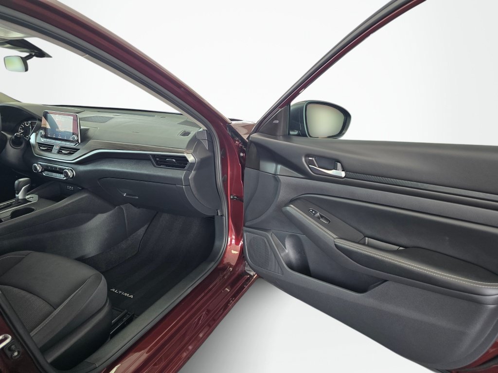 Used 2025 Nissan Altima 2.5 SV FWD image 40