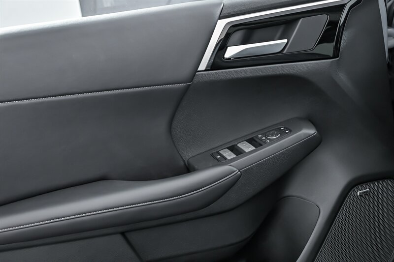 New 2025 Mitsubishi Outlander AWD image 11