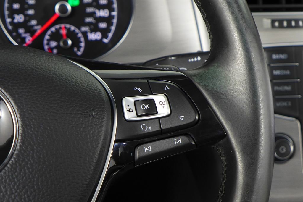 Used 2017 Volkswagen Golf S image 29