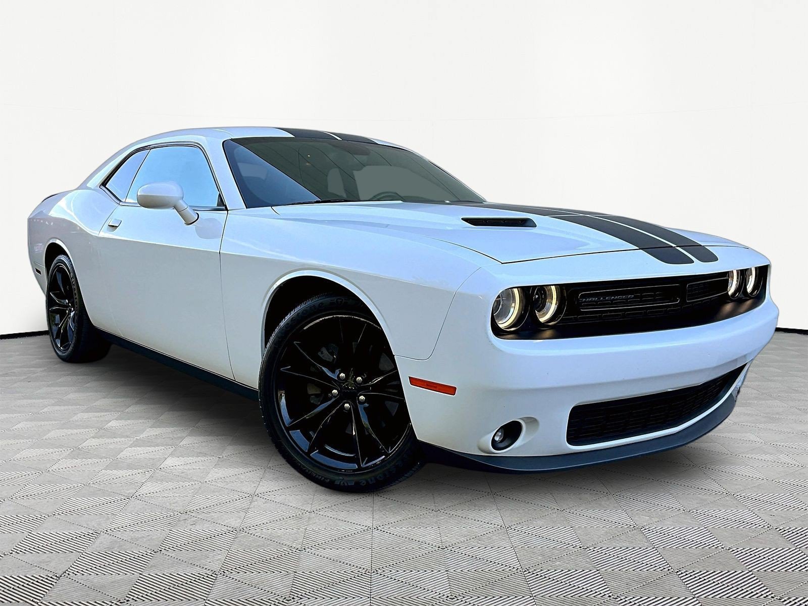 Used 2016 Dodge Challenger SXT Plus RWD image 3
