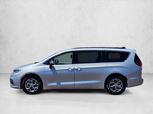 Used 2023 Chrysler Pacifica Limited FWD image 9