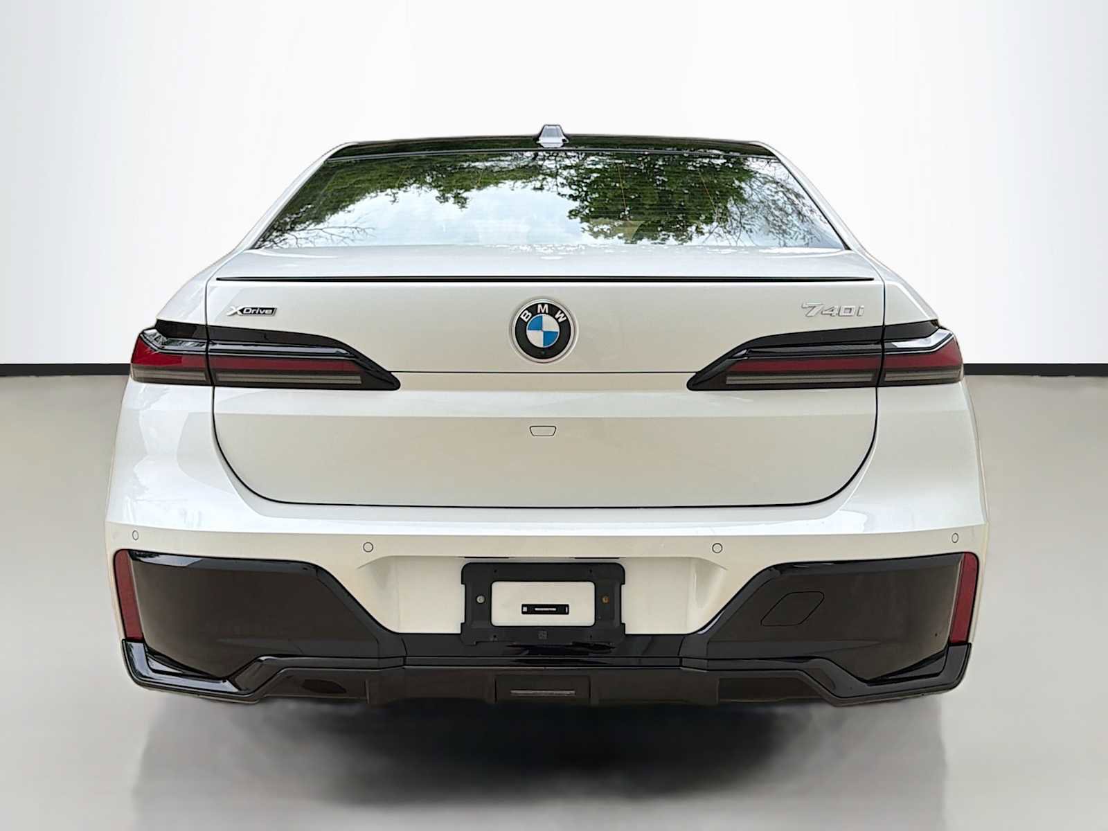Certified 2024 BMW 740i xDrive w/ Premium Package AWD/4WD image 4