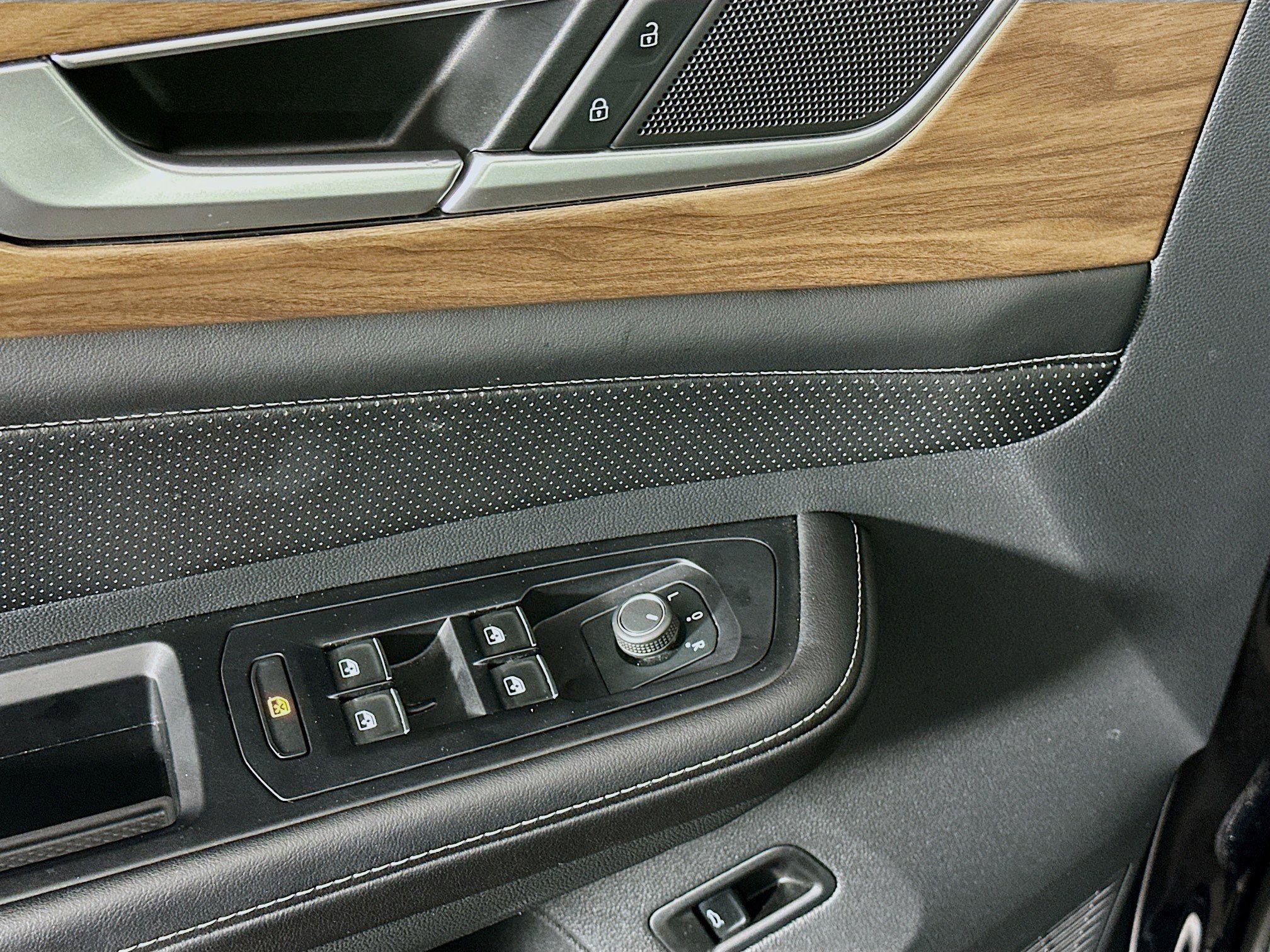 Used 2025 Volkswagen Atlas SE image 15