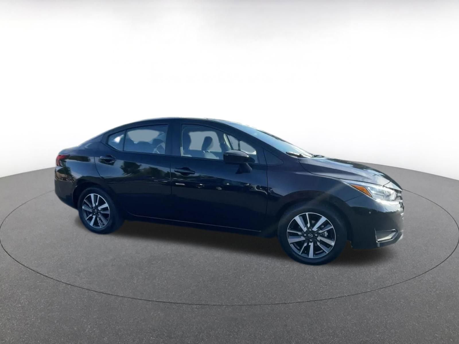 Used 2025 Nissan Versa SV image 2