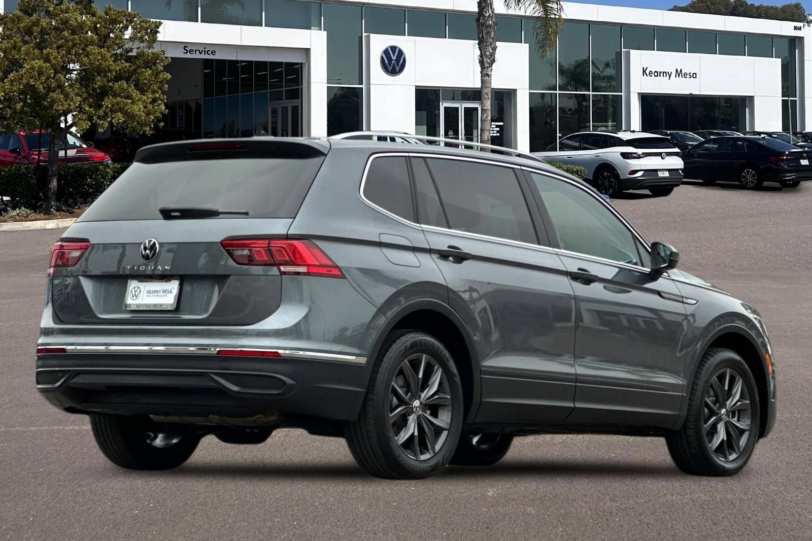 Used 2023 Volkswagen Tiguan SE FWD image 4