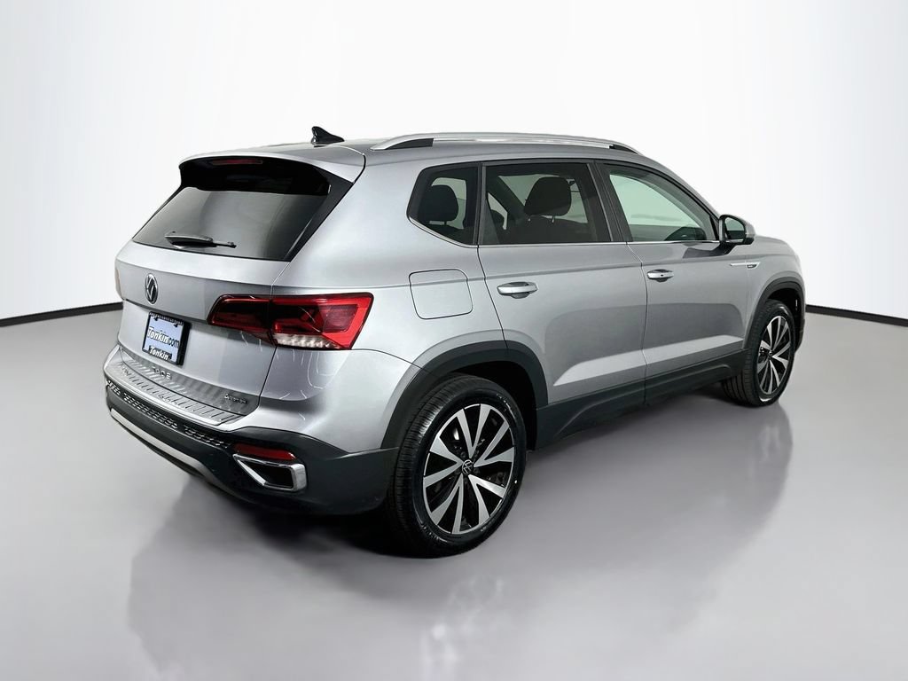 Used 2022 Volkswagen Taos SE w/ Panoramic Sunroof Package FWD image 8