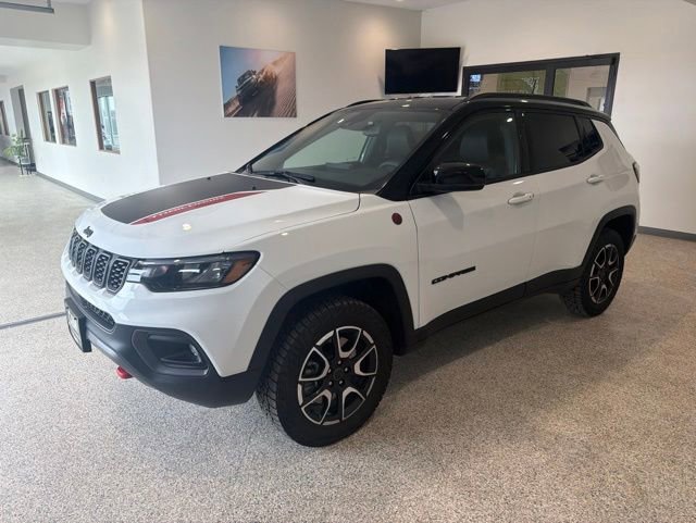Used 2025 Jeep Compass Trailhawk AWD/4WD image 3