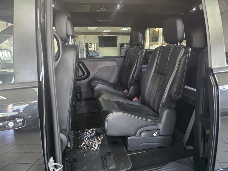 Used 2017 Dodge Grand Caravan SXT w/ Driver Convenience Group FWD image 10
