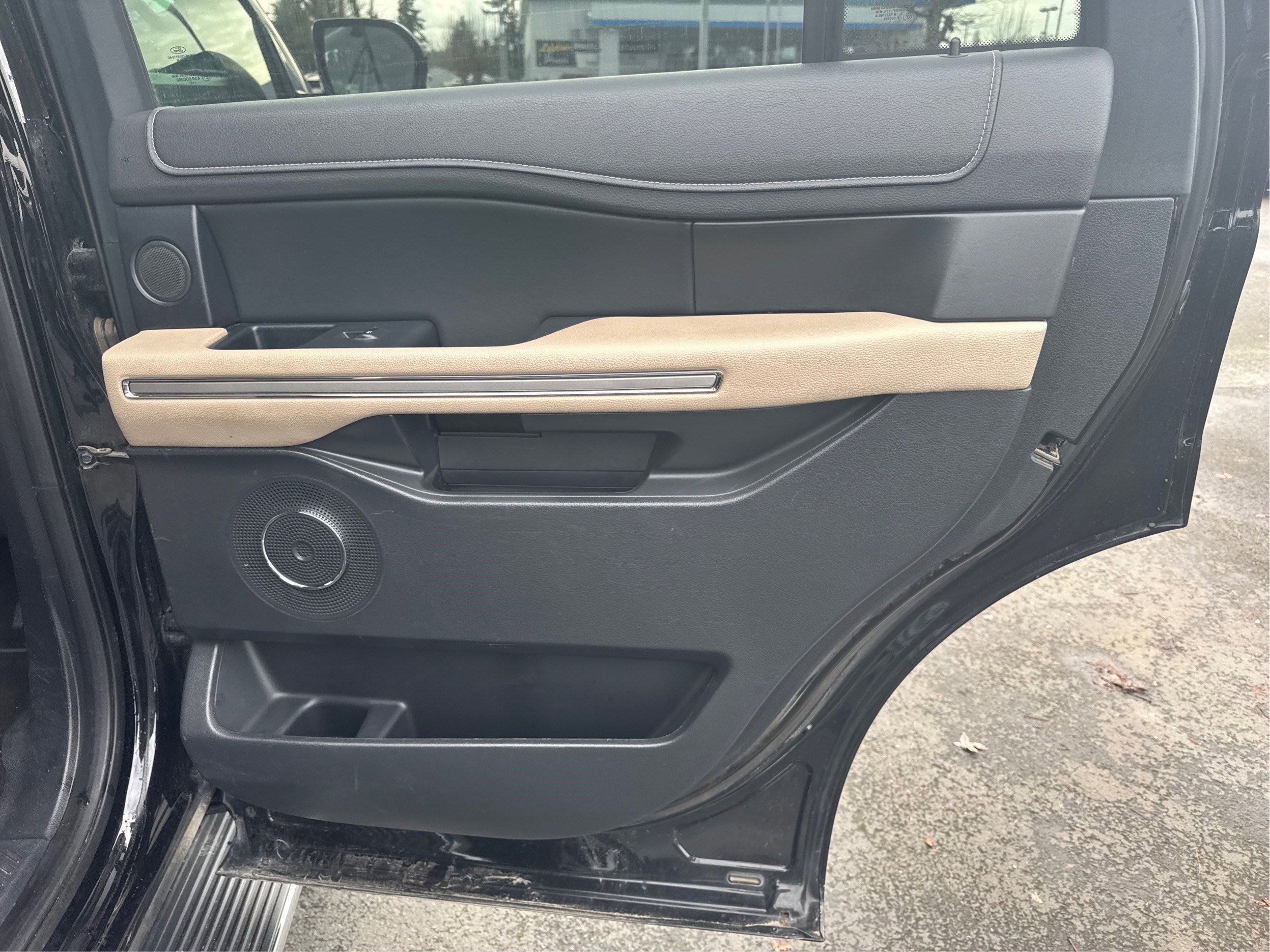 Used 2023 Ford Expedition Limited image 8