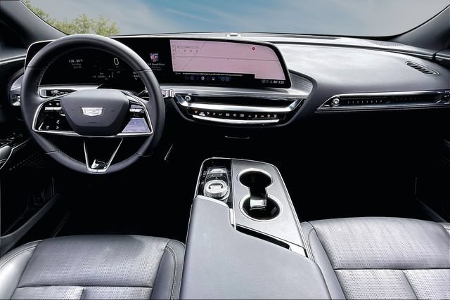 Used 2024 Cadillac Lyriq Luxury w/ LPO, Floor Liner Package AWD/4WD image 7