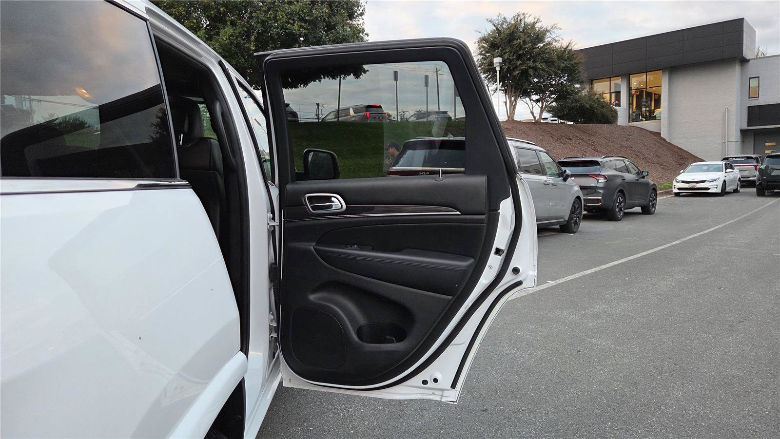 Used 2018 Jeep Grand Cherokee Overland AWD/4WD image 30