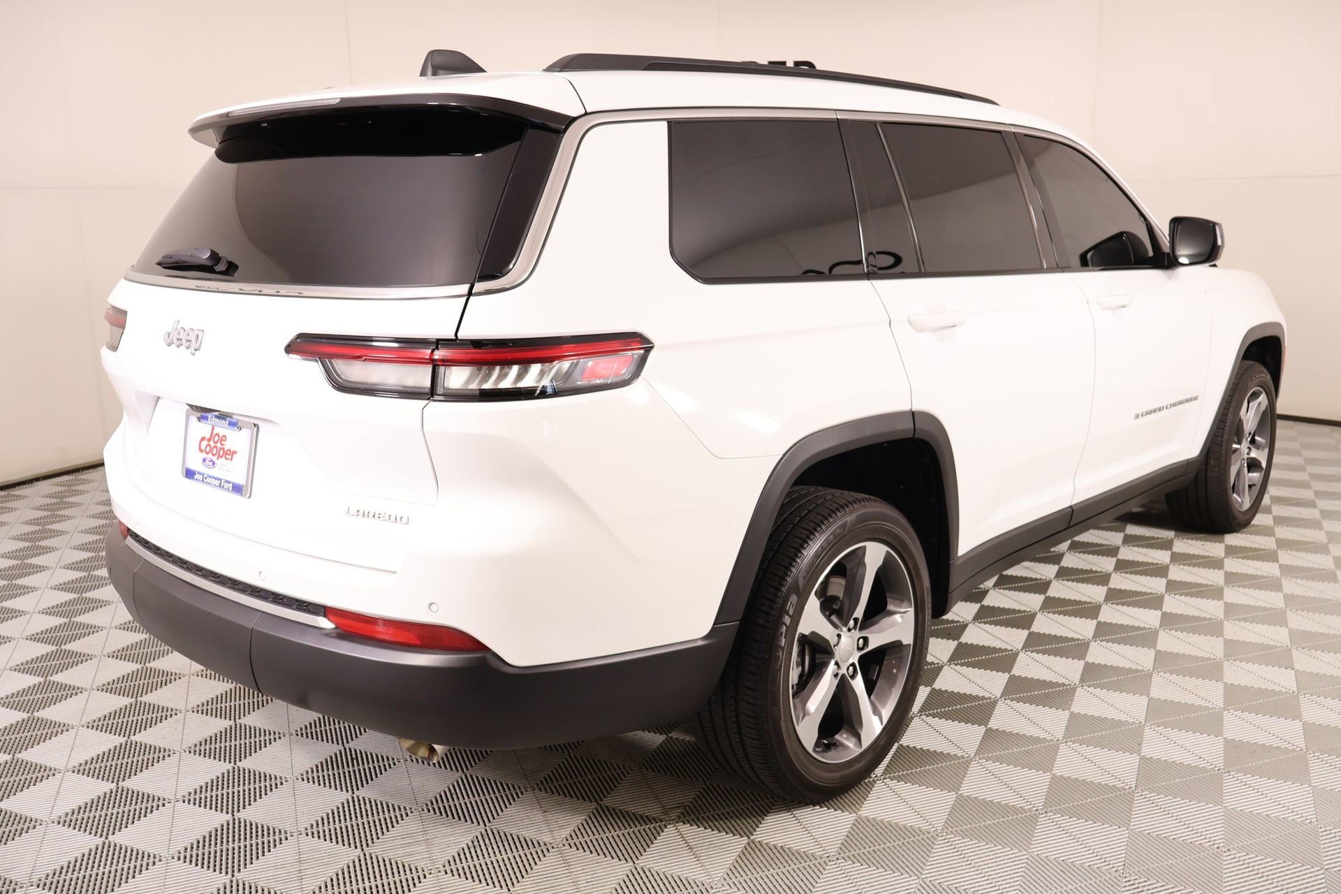 Used 2025 Jeep Grand Cherokee L Laredo RWD image 21