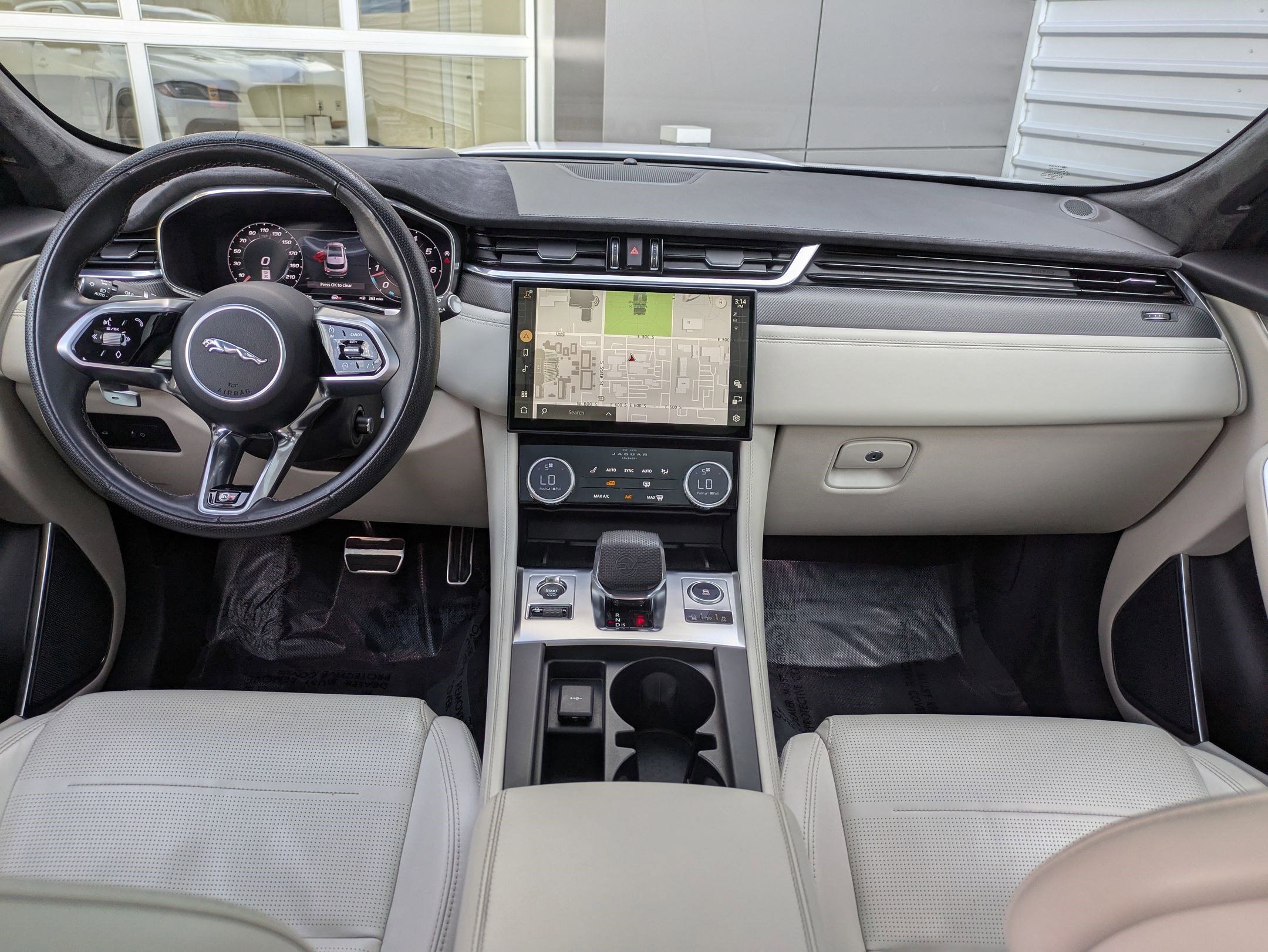 Used 2023 Jaguar F-PACE SVR image 29