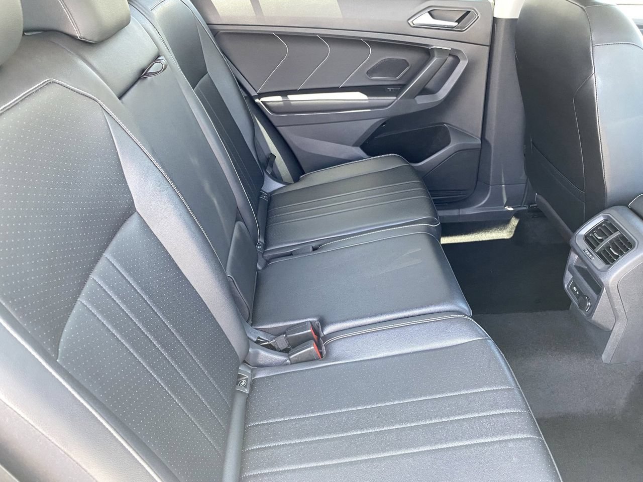 Used 2024 Volkswagen Tiguan SE AWD/4WD image 12