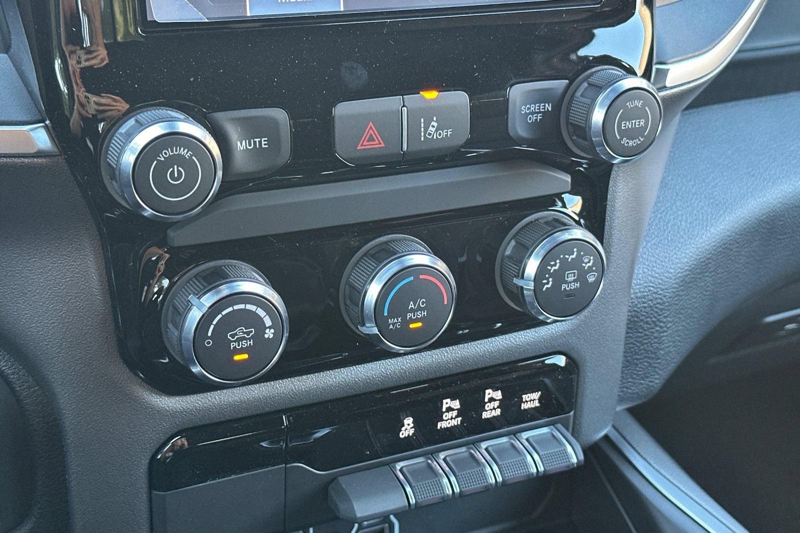 New 2026 RAM 1500 Express AWD/4WD image 18