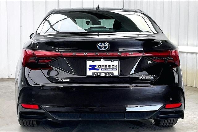 Used 2022 Toyota Avalon Limited w/ Advanced Safety Package FWD image 4