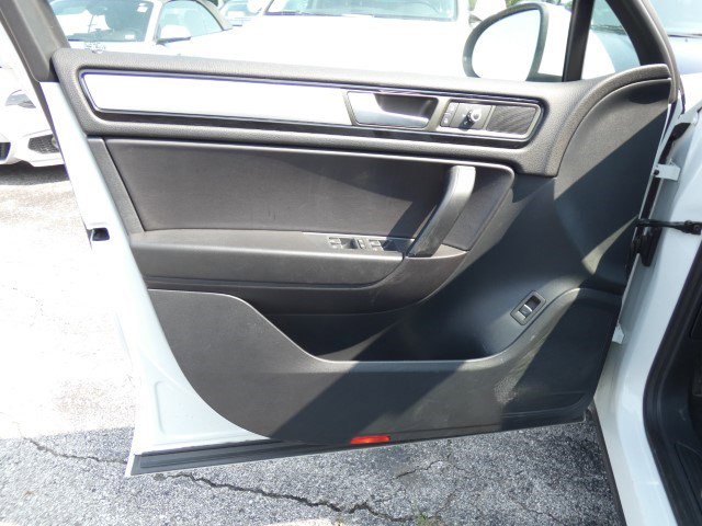 Used 2013 Volkswagen Touareg Sport image 9