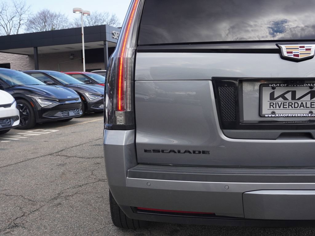 Used 2020 Cadillac Escalade Luxury w/ Escalade Sport Edition AWD/4WD image 19
