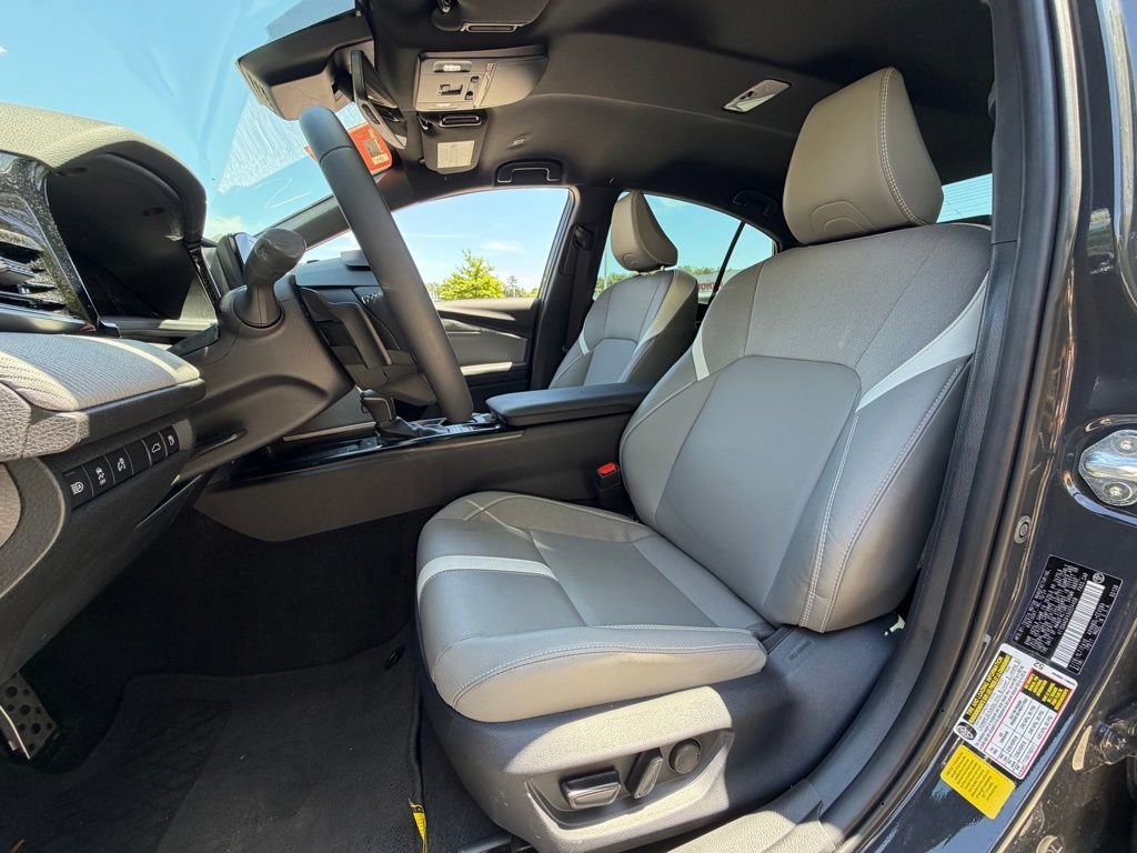 Used 2025 Toyota Camry SE w/ Convenience Package FWD image 5