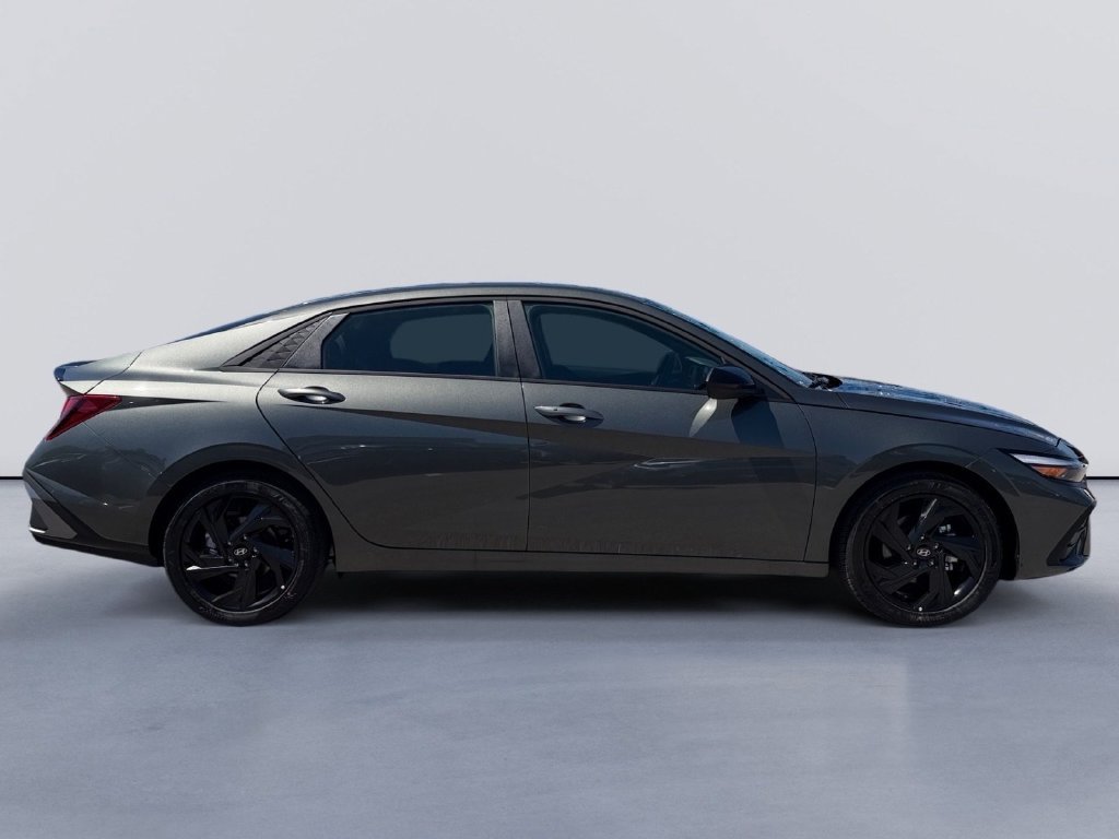 New 2026 Hyundai Elantra SEL Sport FWD image 2