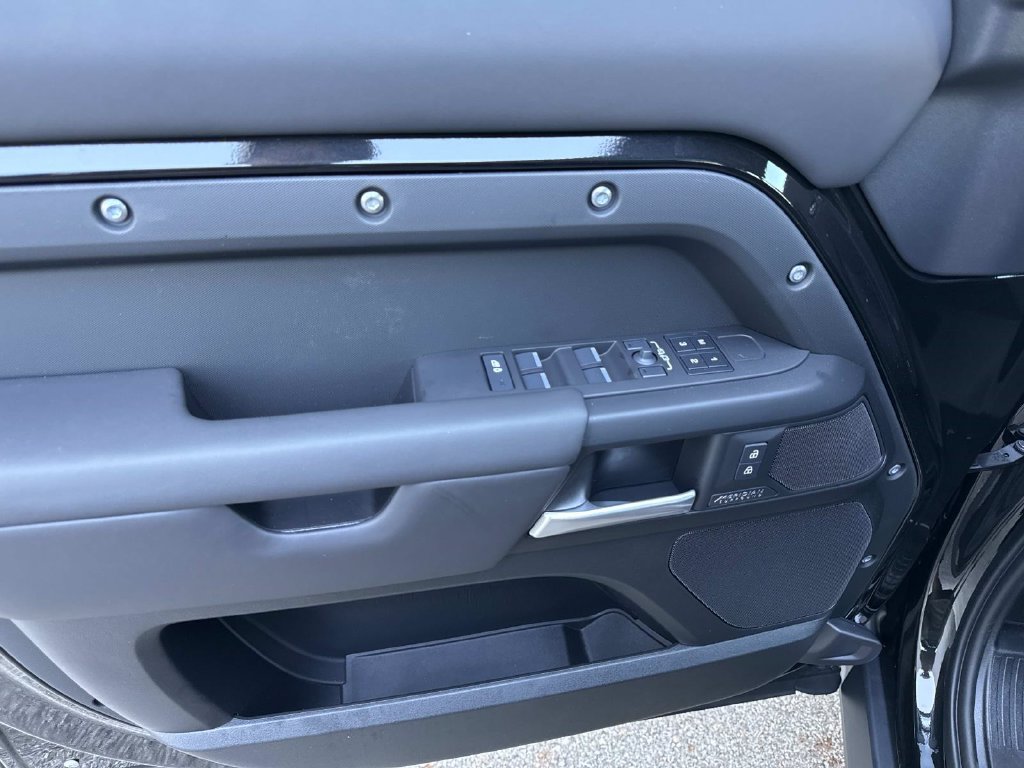 New 2026 Land Rover Defender 110 X-Dynamic SE AWD/4WD image 18