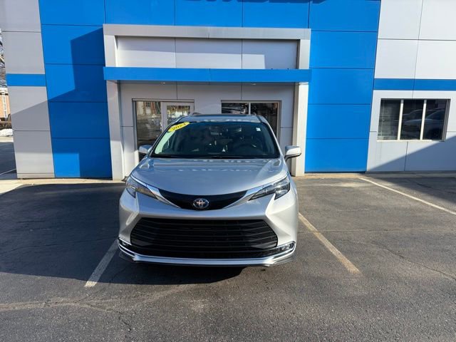 Used 2024 Toyota Sienna XLE image 2