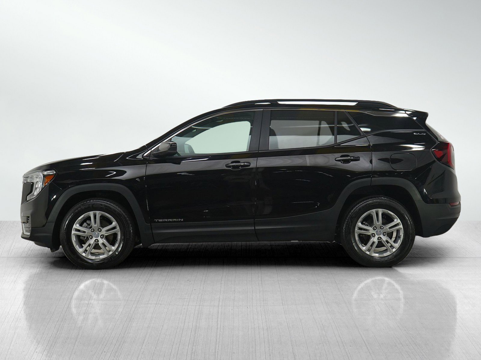 Used 2022 GMC Terrain SLE w/ Driver Convenience Package image 2