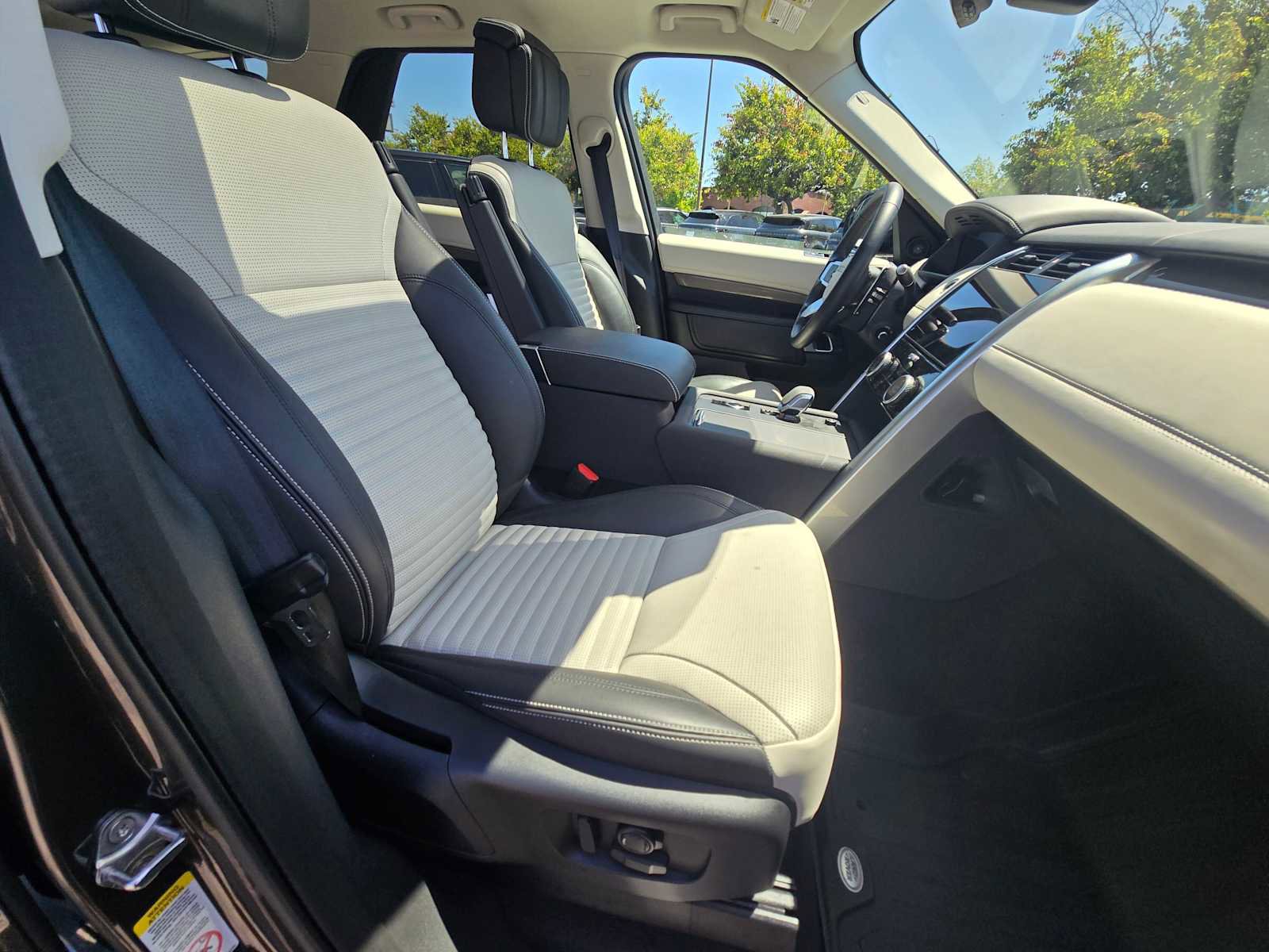 Used 2025 Land Rover Discovery Metropolitan Edition AWD/4WD image 10