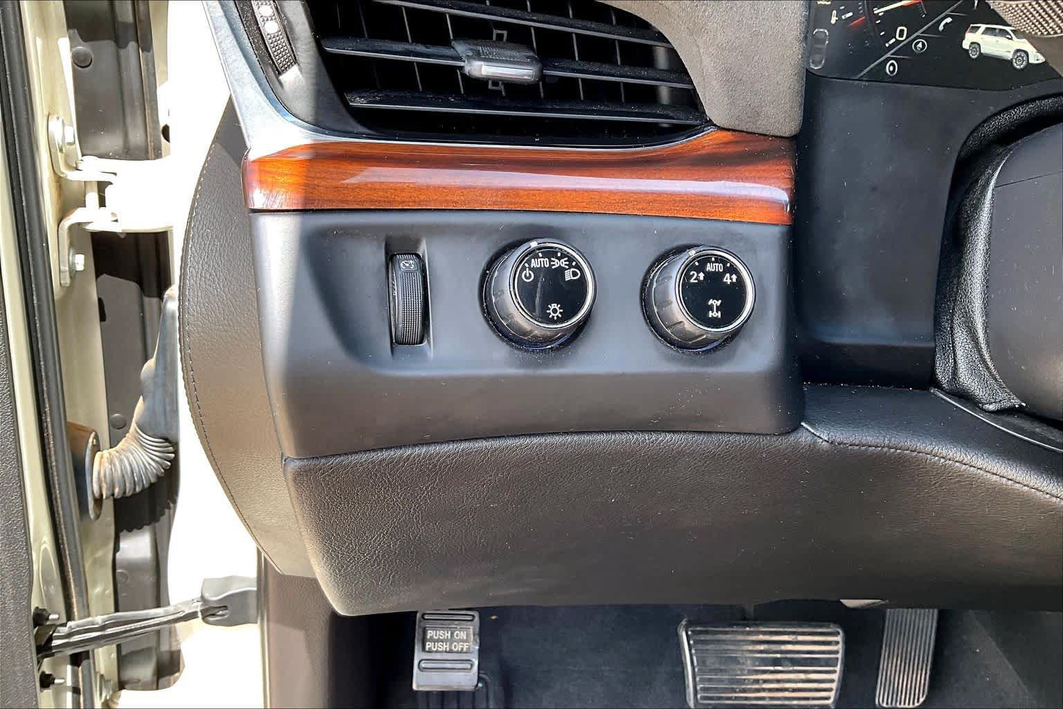 Used 2015 Cadillac Escalade Luxury AWD/4WD image 32