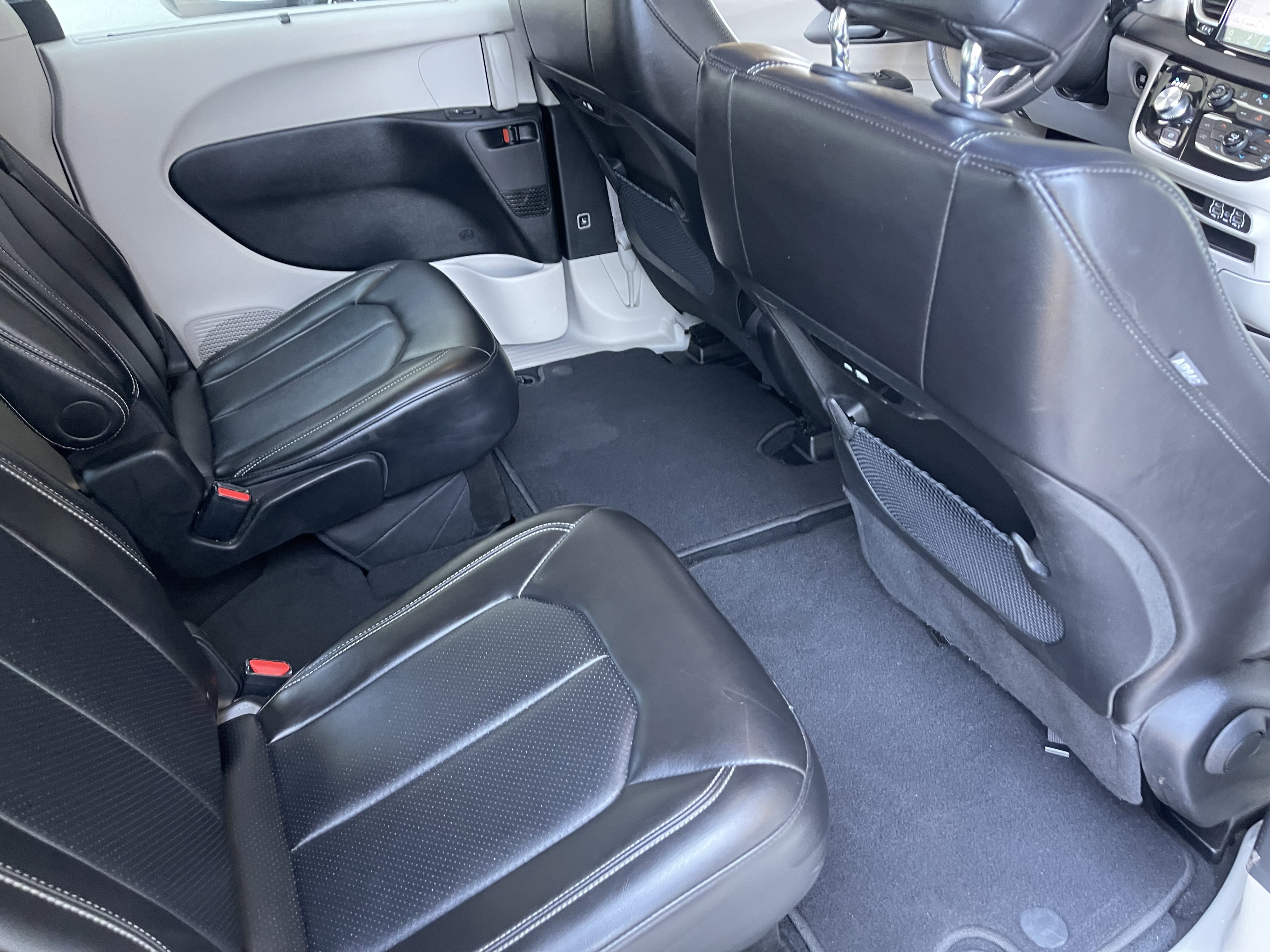 Used 2024 Chrysler Pacifica Touring-L FWD image 21