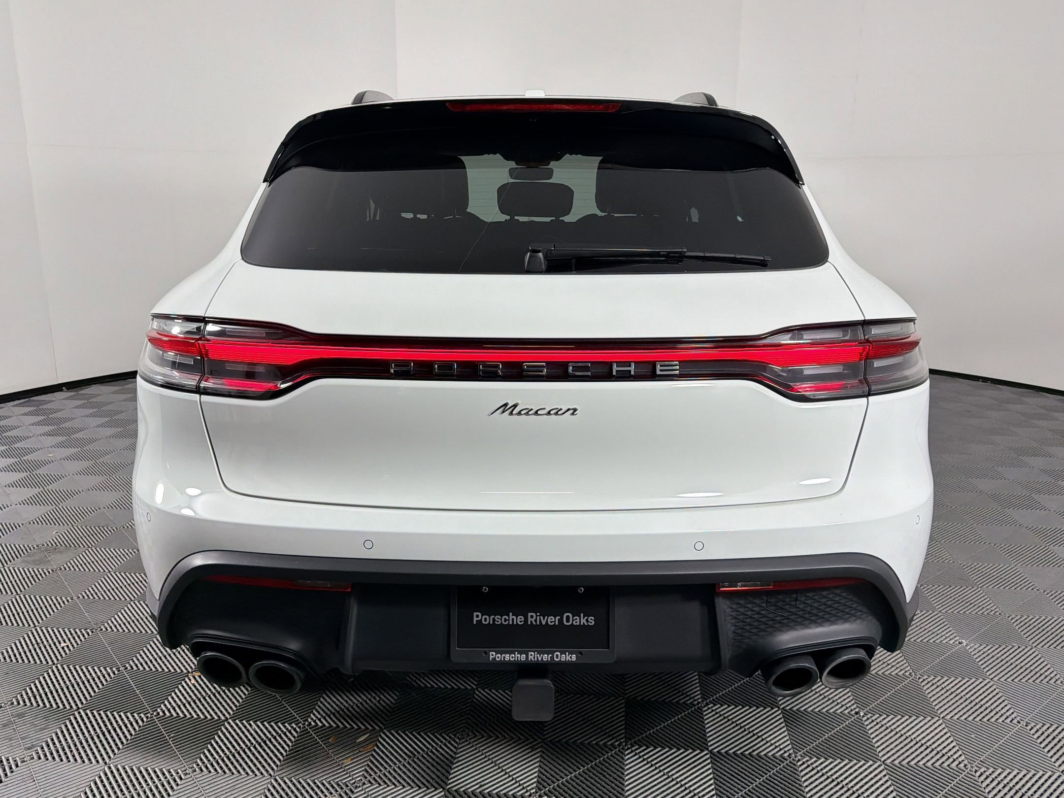 Certified 2025 Porsche Macan image 10